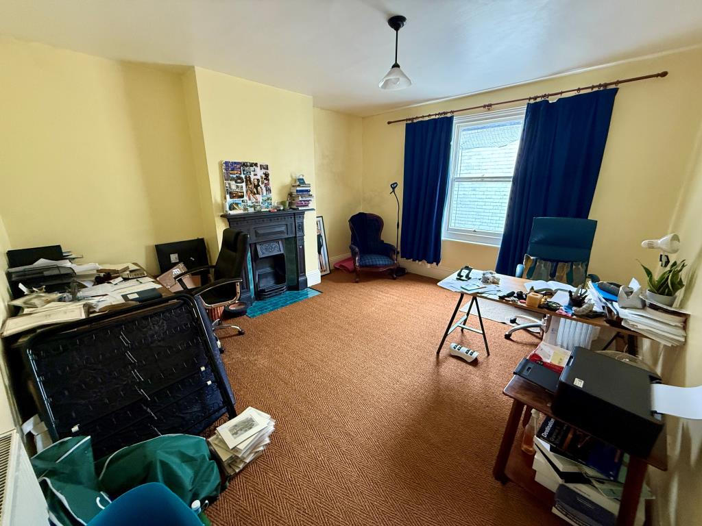 Lot: 52 - MIXED USE PROPERTY IN GOOD LOCATION - Living room